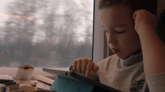 儿童在火车旅途中随身带床垫通过时间视频
