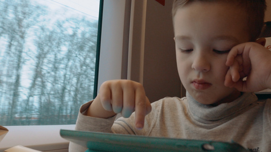 儿童在火车途中在触碰板上玩耍视频