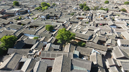 航拍俯拍云南丽江古城景区老建筑群视频