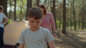 两个母亲和两个男孩在森林里露营度假28秒视频