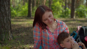 夏季家庭露营度假期间两个妈妈两个儿子和西伯利亚哈士奇18秒视频