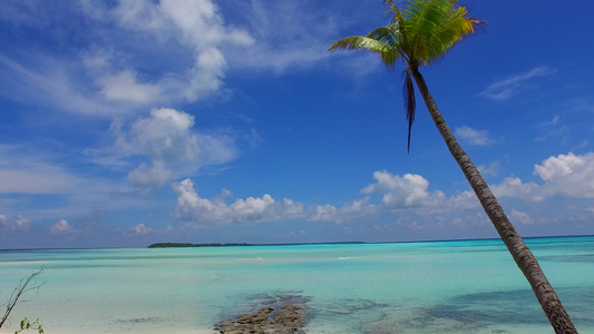蓝色绿水和白色沙滩背景在海浪附近进行探索的完美海岸视频