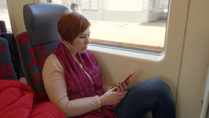 列车中坐在窗口看手机的旅行者18秒视频
