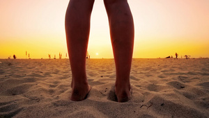 时装女性站在沙滩上夏日夕阳慢动作充满活力13秒视频