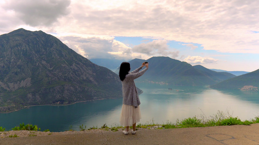 波西米亚女人旅行并在她的智能手机上拍摄全景照片视频