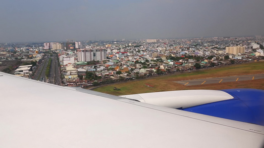 飞机降落在城市上空视频