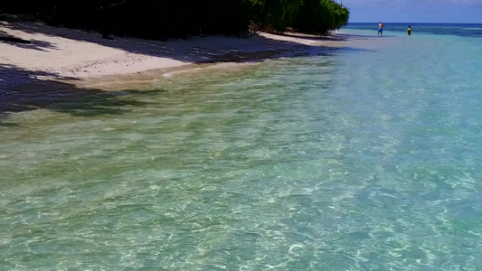 蓝色环礁湖和棕榈附近的白沙背景的宁静旅游海滩度假的视频