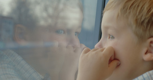 幼儿享受火车窗口的观光活动13秒视频