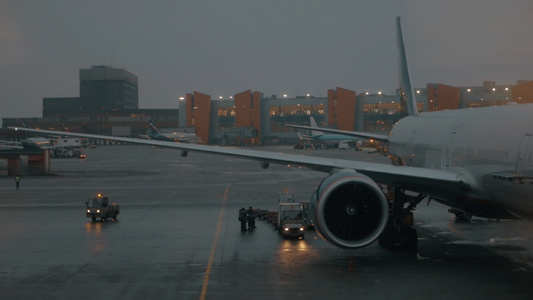 夜间飞机和车辆的机场观光灯闪亮视频