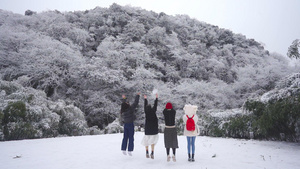 雪地美女耍雪镜头8秒视频