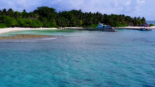 白沙背景绿松石泻湖的豪华海滨海滩休息无人机空中全景视频