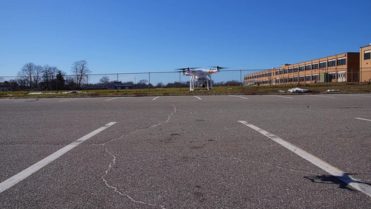 无人驾驶飞机降落在阳光明媚的无云日视频