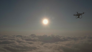 无人驾驶飞机飞向云层上空的太阳空中观察慢动作27秒视频