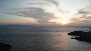 空中无人驾驶飞机观望着美丽的日落在峡谷的海湾中23秒视频