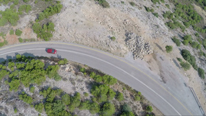 上方一辆在山路上行驶的汽车12秒视频