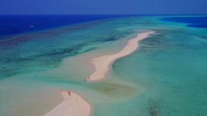 蓝绿水白沙背景热带海岸线海滩时间的空中无人机海景14秒视频