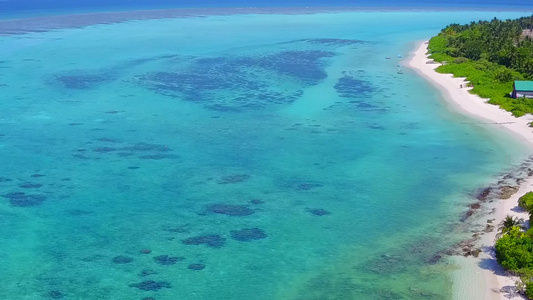 蓝绿海洋和白沙背景下美丽旅游海滩的无人机空中景观视频