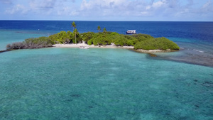 以白色沙滩背景的松绿海看平静的岛屿海滩时间的海景12秒视频