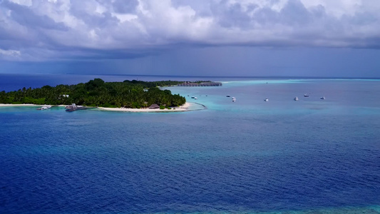 以蓝色绿色环礁湖和白色沙滩背景进行豪华旅游海滩生活视频