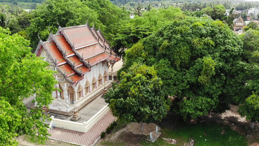 森林之间的经典佛教寺庙从无人机上方可以看到泰国山附近视频
