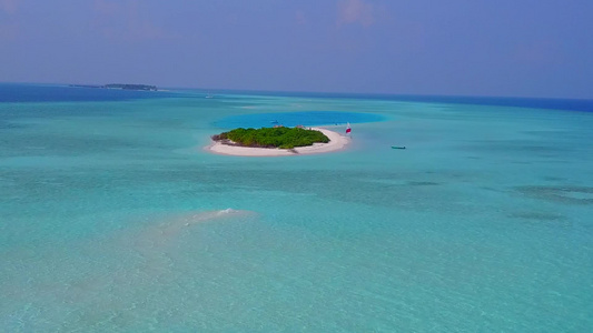 由蓝环礁湖和白沙背景的蓝色环礁冲出海堤横滨海滩视频