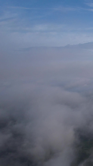 高空航拍穿过云层迷雾的蓝天白云自然天空风光素材自然素材55秒视频
