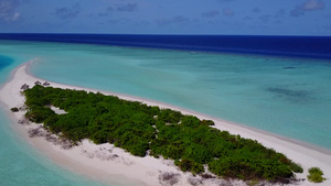 热带岛屿海滩经蓝海和白沙底蓝海旅游的热带岛屿空中无人驾驶12秒视频