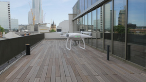悬浮无人驾驶飞机和城市建筑13秒视频