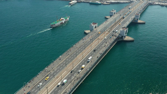 加拉塔大桥由船只和汽车交通及海鸥通过横过双硫磺水空中视频