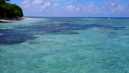 由白沙底的绿绿水构成的海岛海滩时间天际天空视频