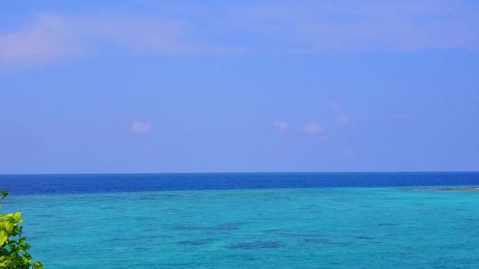 以清蓝水和清洁沙滩背景进行宁静的岛屿海滩探险的无人驾驶视频