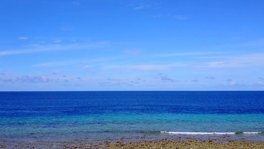 以蓝海和白沙底背景为蓝海和白色沙滩海滩假日视频