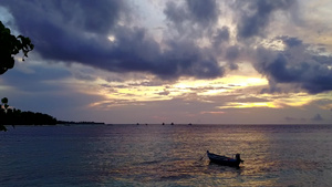 由白沙底的绿绿水轻松旅游海滩探险的空中观景场景和风景10秒视频