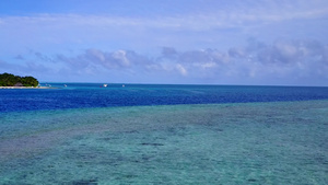 蓝绿海洋和白沙背景的度假胜地海滩间休息的空中无人驾驶10秒视频
