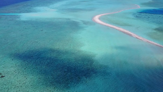 蓝海白沙背景下放松海岸海滩时间的空中无人机全景视频