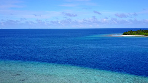 蓝绿水和白沙背景的豪华环礁湖海滩10秒视频
