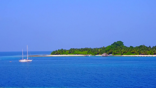以清洁沙土背景的海平面蓝水洋为天堂岛海滩假日观看空中视频