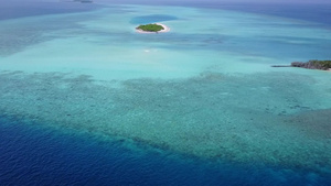 透明泻湖和明亮的沙质背景下的无人机空中全景放松海景11秒视频