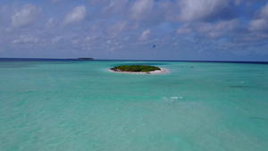 白沙背景清澈的海洋热带海滨海滩生活方式的无人机空中11秒视频