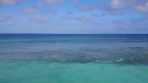 以蓝水和白沙底为背景的海滨海滩11秒视频