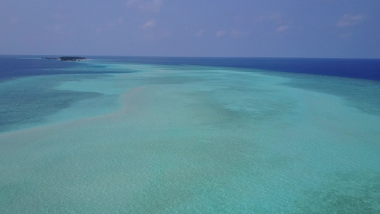 由蓝水和清洁沙土背景组成的蓝水游览的热带岛屿海滩全景视频