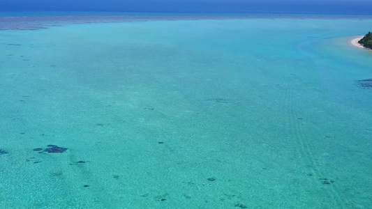 由清沙背景的绿绿水在伊德利克湾海滩上航行的空中无人驾驶视频