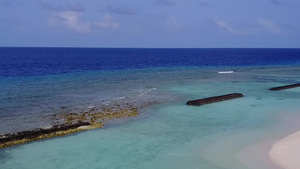 白沙底浅环礁湖的豪华旅游海滩假日风景中的空中无人驾驶10秒视频