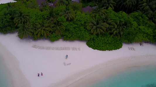 以透明有明亮沙子背景的海洋为例空中观光风景景观视频