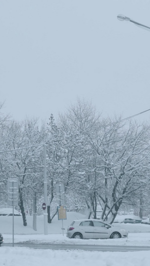 国外寒冬清晨城市道路厚厚的积雪缓慢行驶16秒视频