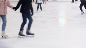 冬天室内溜冰场滑冰运动24秒视频