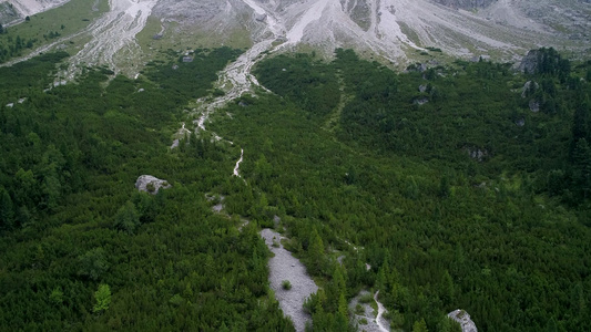 意大利多洛米蒂山脉圣马格达莱纳圣马达莱纳瓦尔迪富内斯视频