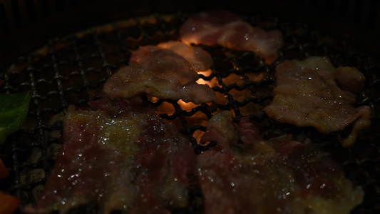 烤生肉烧烤在华玉烤炉上视频