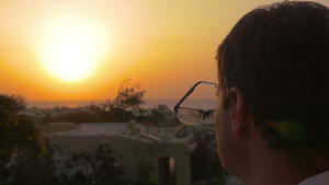 男人戴上眼镜来享受日落的喜悦23秒视频