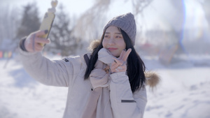 4k冬天户外景区雪景女孩手机自拍20秒视频